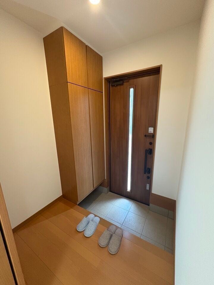 大きな窓から自然光がたっぷり入る設計で、日中も照明いらず。気持ちのよい朝を迎えられます。