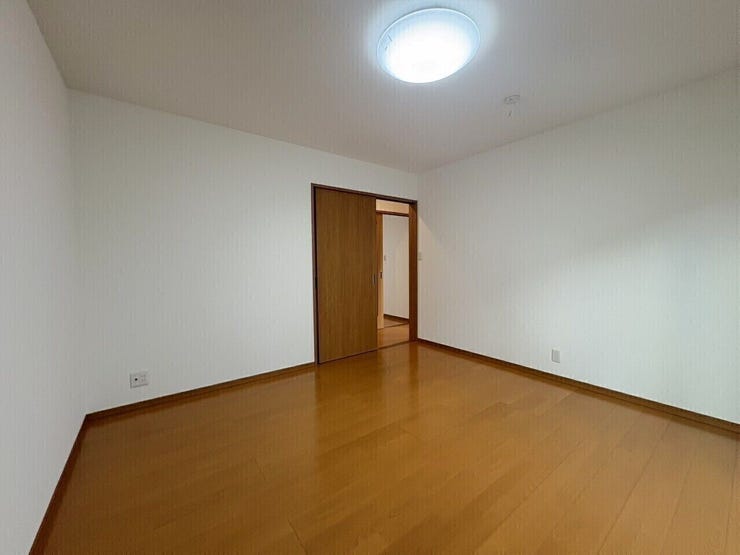 洋室はシンプルなデザインが特徴で、インテリアの自由度が高いのでお好きなお部屋にするのもいいですね。