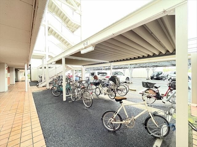 【駐輪場】傾斜ラック式駐輪場:ラック本体が固定されているため、安定した自転車の出し入れが可能です。
