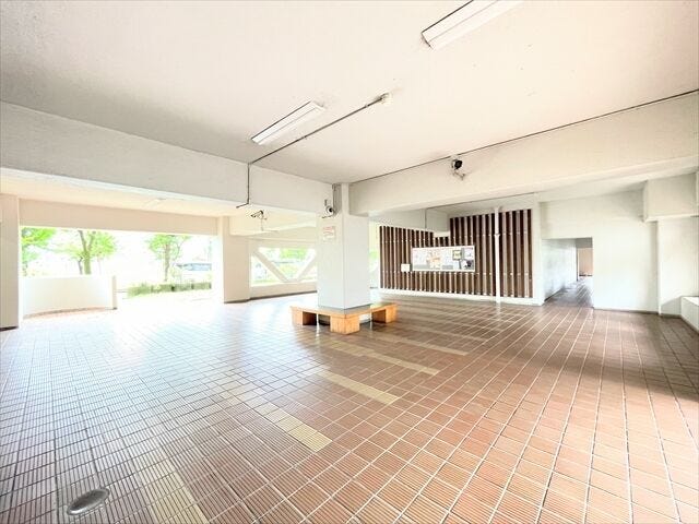 【ロビー】開放感のあるロビー。カウンタータイプの椅子はちょっとした休憩に◎