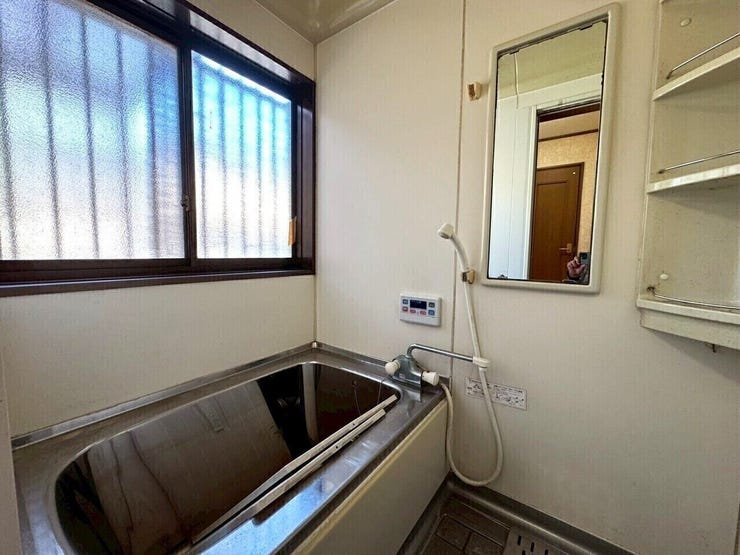 窓があることで閉鎖になりがちな浴室が広がっているように感じられますね。