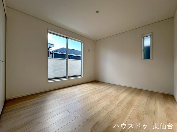 バルコニーにつながるこちらの洋室は7.7帖!