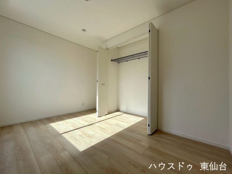 開け閉めしやすい両開き扉で、忙しい朝もスムーズに