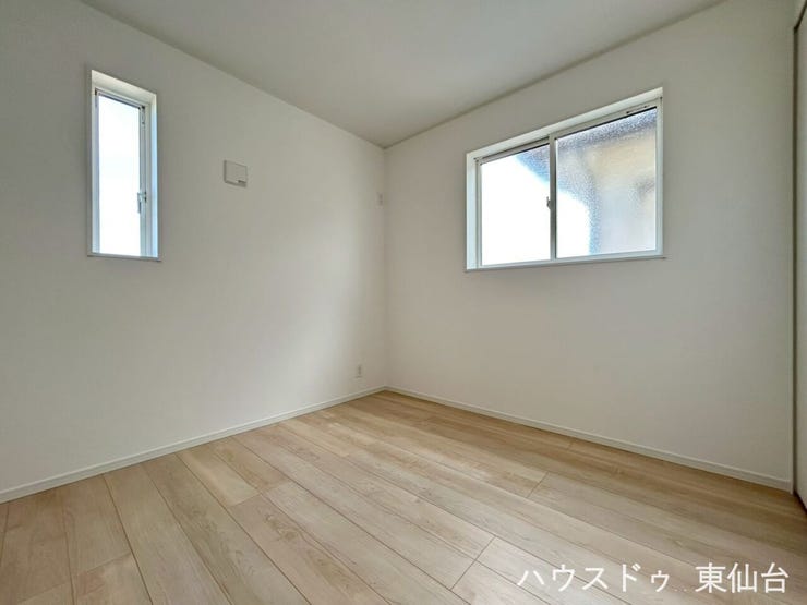 2面採光で日差したっぷりの洋室、書斎や子供部屋にピッタリです。