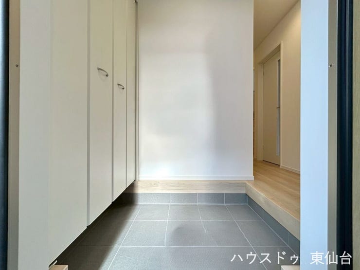 段差のないフラット設計で、毎日の出入りもスムーズに。