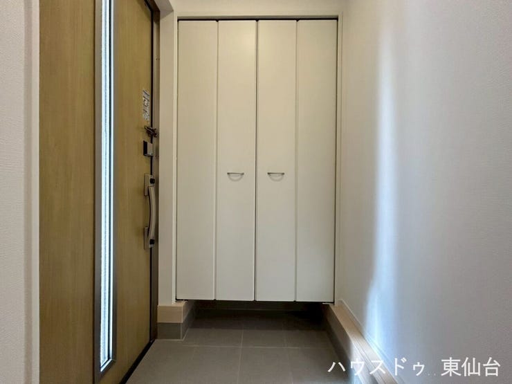 靴も小物もすっきり収まる、収納力のある玄関スペース。