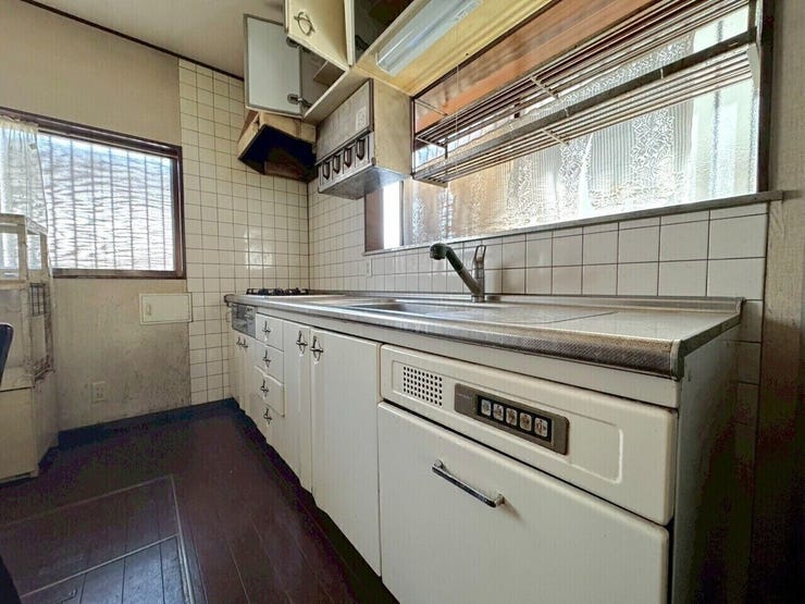 キッチンは収納がたくさんあり、大きめの窓があるので換気もバッチリです◎