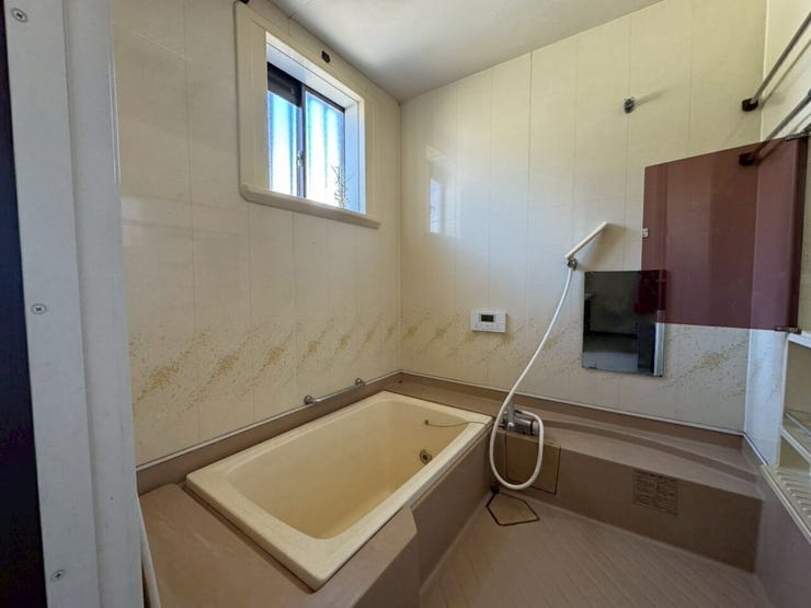 自然光を取り込むことで、日中は照明を使わなくても明るい浴室になります。