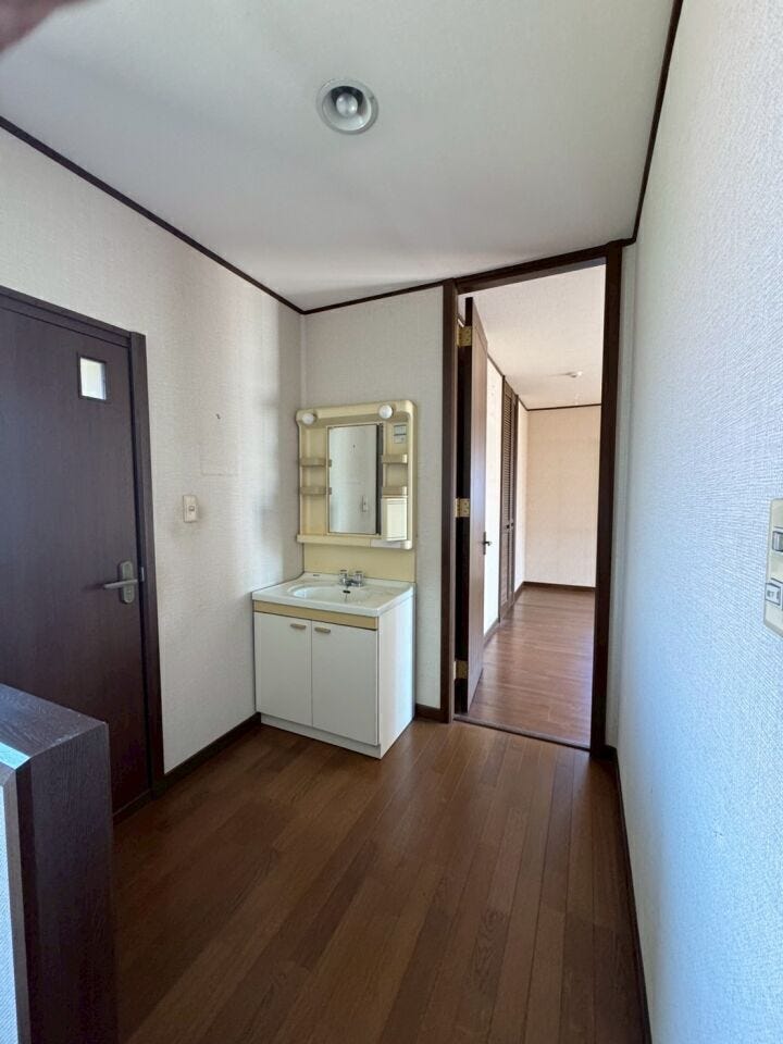 2階にも洗面台がございます。