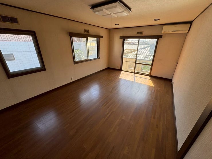 無駄のない間取りで、ベッドやデスクもスムーズにレイアウト可能。