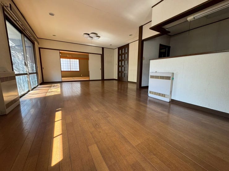 キッチンからリビング全体を見渡すことができます。