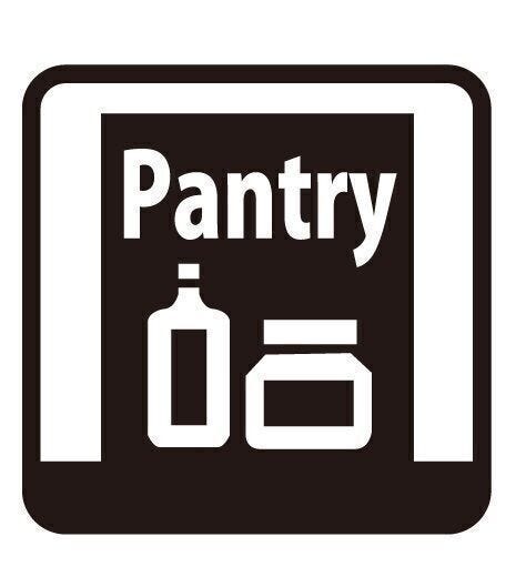 食品ストックや調理器具など様々なモノを収納できる便利なパントリー。