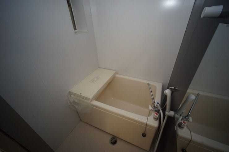 新規リノベーション済みのバスタブと水栓