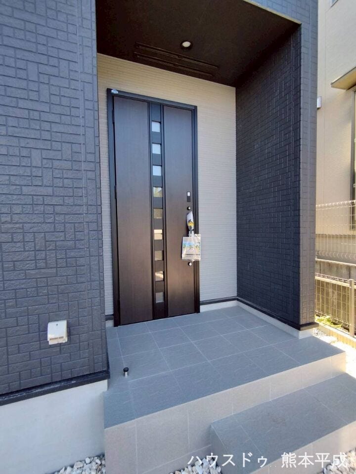 階段を登って玄関ドアへ・・