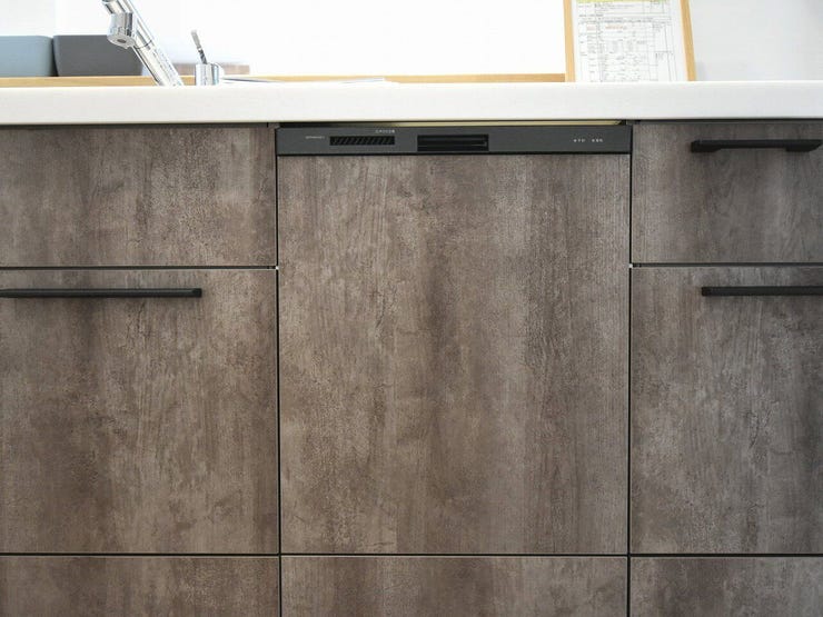 食洗機
家族の食器を一度に洗える食洗機付き。忙しい朝や夕方の手間を減らし、家事の負担を軽くしてくれる便利な設備です。