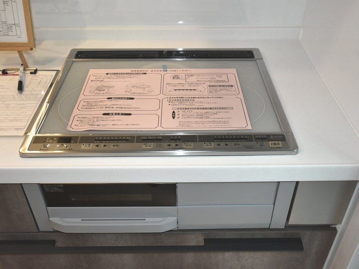 IHクッキングヒーター
三口IHコンロにより、複数の料理を同時に調理可能。安全性と清潔感を兼ね備え、忙しい家族の暮らしをサポートします。