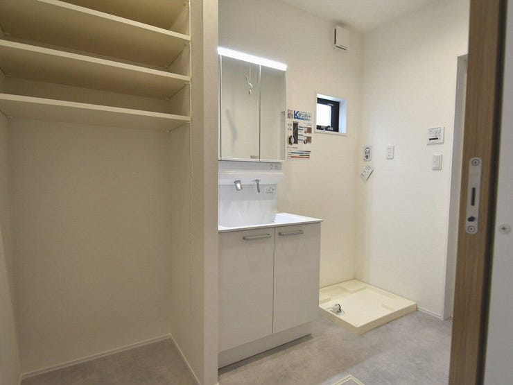 洗面所
明るく清潔感のある洗面台は、朝の身支度やお子さまの手洗いもしやすい広さです。収納スペースも備わっているので、家族みんなの洗面用品をすっきりまとめられます。