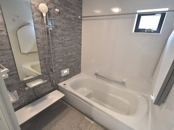 浴室
シンプルで明るいデザインのお風呂は、清潔感があり気持ちよく使えます。