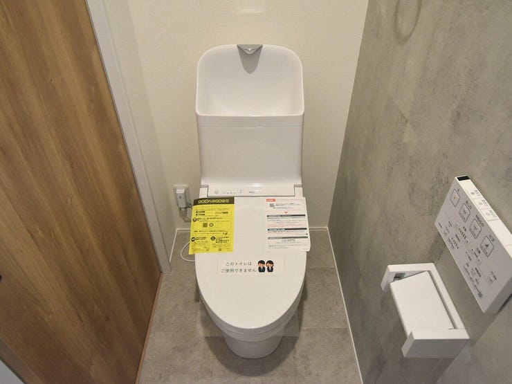 1F トイレ
清潔感のあるトイレです。温水洗浄便座付きですので毎日快適にご利用いただけます。小窓があるため換気もでき、明るく爽やかな空間です。