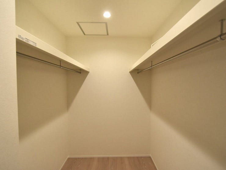 2F ウォークインクローゼット
広さと収納力を兼ね備えたウォークインクローゼットは、家族全員の衣類や小物をまとめて収納可能。整理整頓しやすく、毎日の生活がより快適になります。