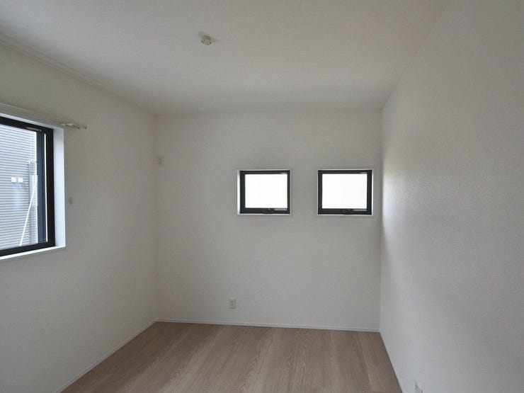 2F 洋室5.2帖
広めの洋室は、子ども部屋としても快適。窓からの自然光で明るく、家族みんなの生活に優しい空間です。