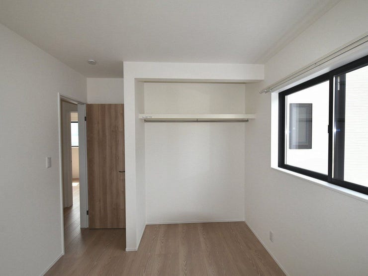 2F 洋室5.2帖
収納スペースは、整理整頓しやすく、成長に合わせて自由に使えます。生活動線を邪魔せず、快適に暮らせます。