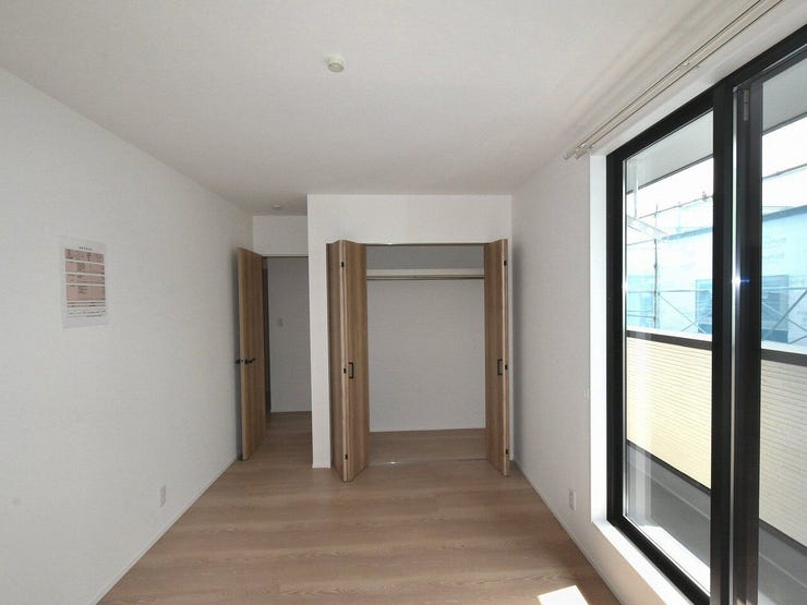 2F 洋室7.3帖
衣類や小物も効率よく収納可能。お部屋をすっきり保てるのが嬉しいポイントです。