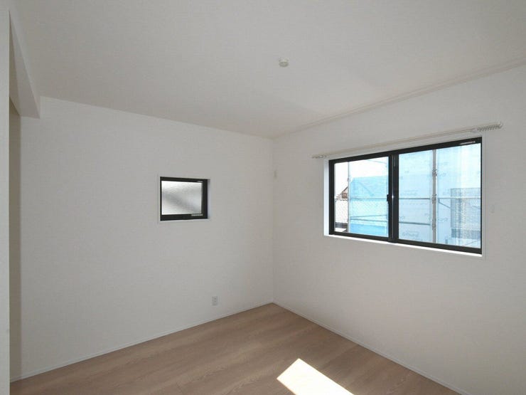 2F 洋室6帖
ナチュラルな色合いの洋室は、お子さまの遊び場や勉強スペースとしても使いやすく、成長に合わせて柔軟に活用できます。