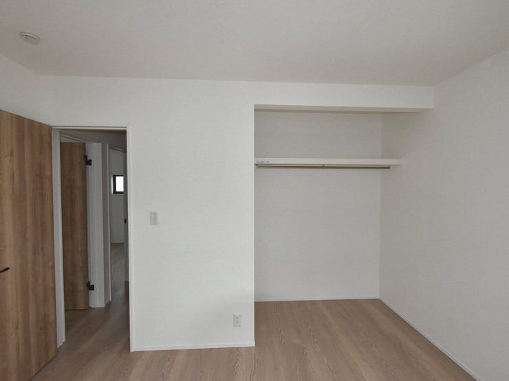 2F 洋室6帖
洋室内収納スペースは使い勝手の良い配置で、毎日の片付けがスムーズになります。