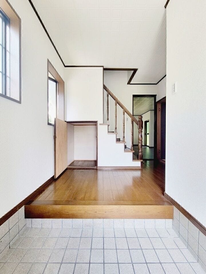 窓から自然光が入り、明るく開放感のある玄関です。