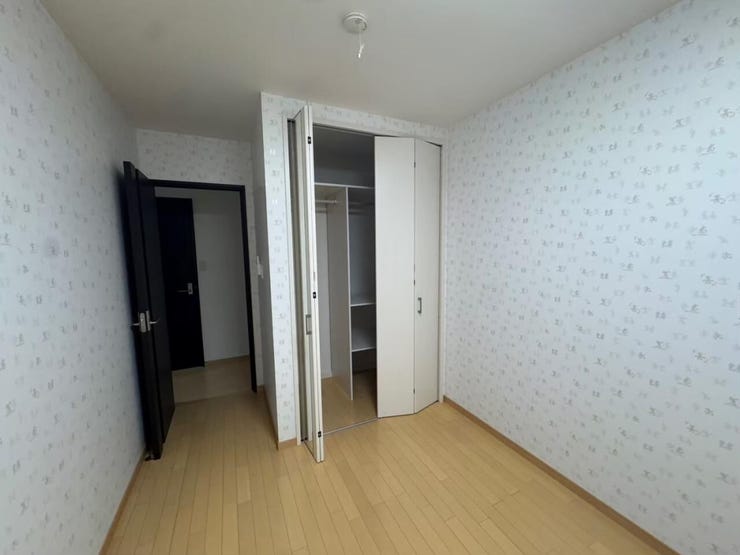 クローゼットの中は棚やハンガーパイプ付き! 衣類や小物を機能的に収納できますね。