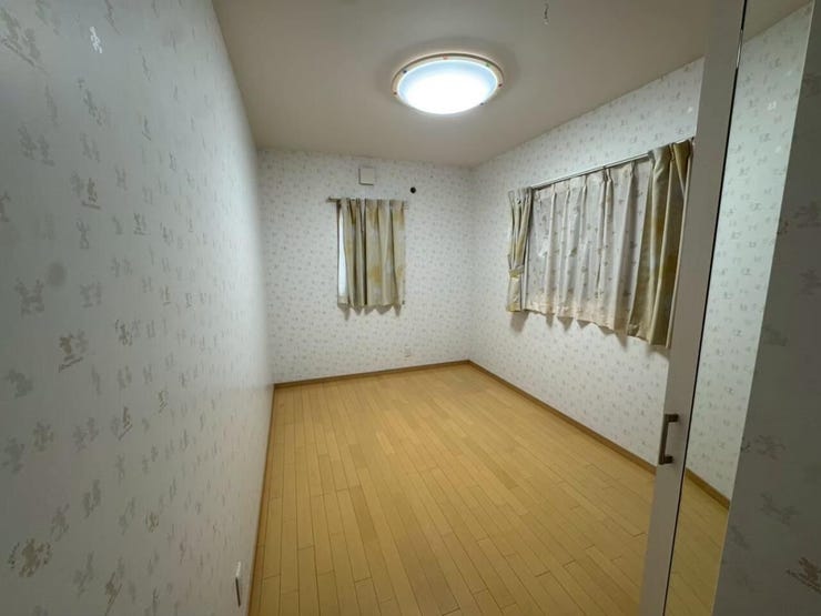 窓が二つあるため、家具の配置の自由度が高く、レイアウトを考えるのが楽しくなりますね。