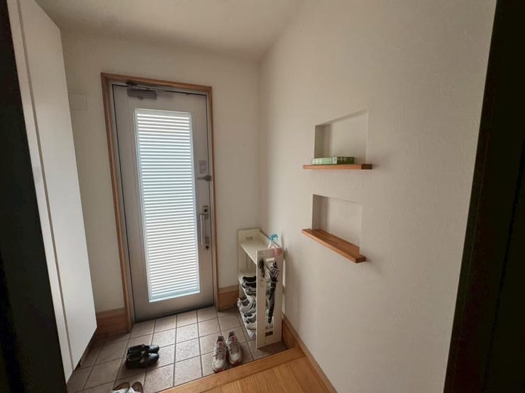 シンプルながら温かみのある木目調の棚がアクセント! 季節の小物などを飾るのが楽しみになりますね。