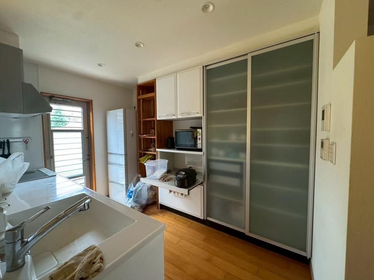 家電収納スペースも確保! 炊飯器やポットなどを使いやすい位置に配置でき、家事動線がスムーズです。