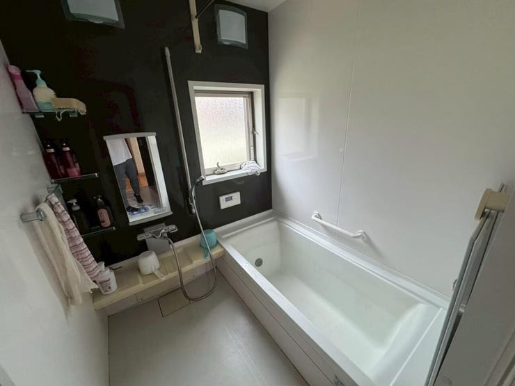 シックなダークカラーの壁が印象的! 落ち着いた雰囲気で、一日の疲れをゆっくり癒せます。