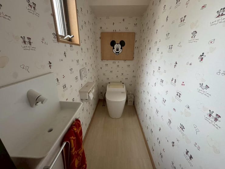 遊び心のあるデザインクロスを採用! 細部までこだわりを感じる、個性的な空間です。