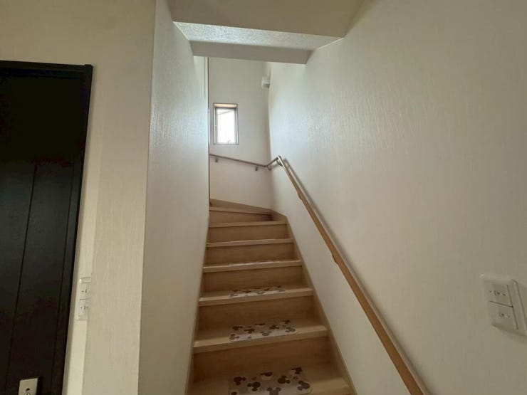 手すり付きの階段で、お年寄りやお子様も安全に上り下りできますね。