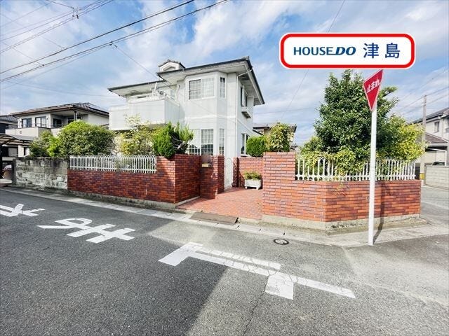 【外観】
神守小学校・神守中学校エリアの約79.6坪の広々とした敷地面積です。南東角地なので、2方向が道路になるため日当たりが確保しやすく、隣地建物からの圧迫感も軽減されます。