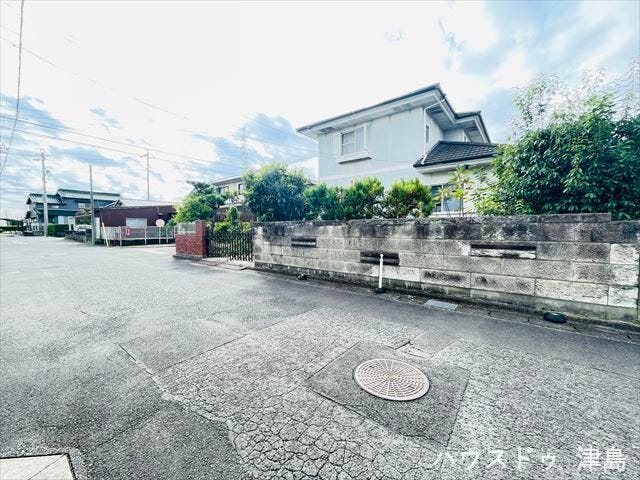 東側公道幅約6.0m。間口約19.5mが広く、駐車スペース3台以上もプランしていただきやすいですね。