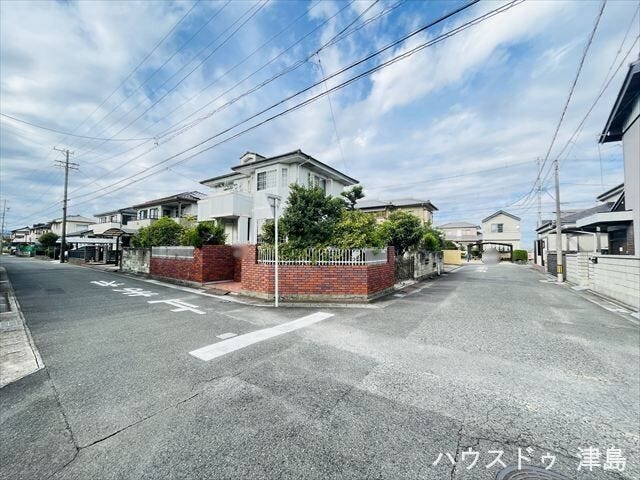 南側公道幅約5.0m。間口 約15.5m。お車で約5分ほどのところに複合商業施設「ヨシヅヤ本店」があるため、お買い物に便利です。