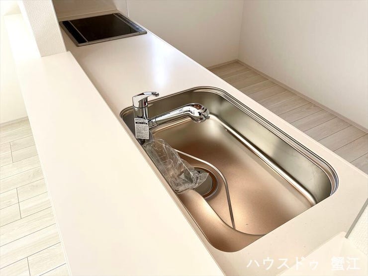 キッチンカウンター:広々としたトップスペースは掃除がしやすく、すっきりとお使いいただけます。幅広で奥行のあるシンクで洗い物も楽にできます♪