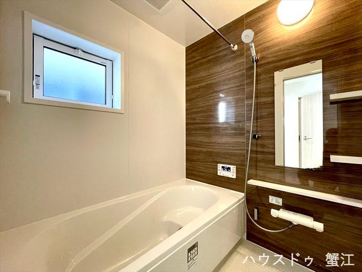 ゆったりサイズでのんびりとくつろげるバスルーム。
のんびりバスタイムで疲れも癒されますね♪