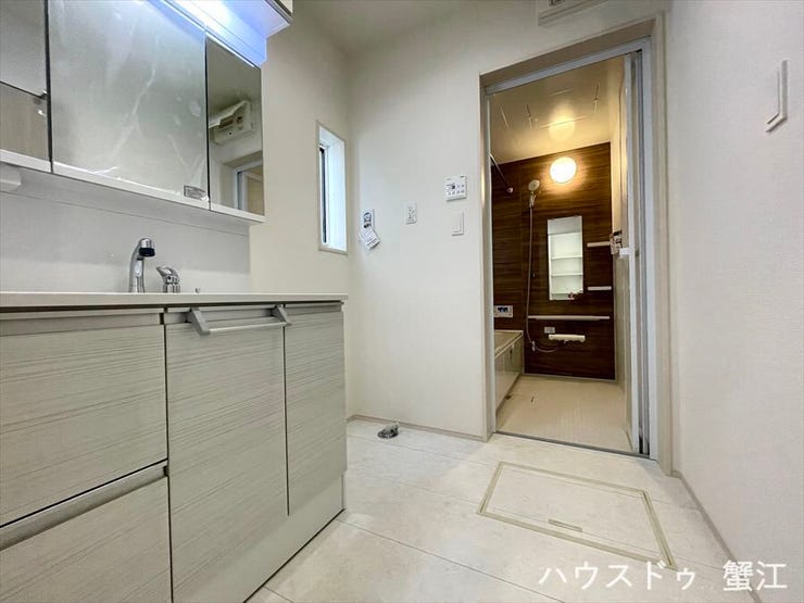 洗面所・:三面鏡は隠したい収納にバッチリですね♪化粧品や衛生用品など細々したものが多い洗面台まわりをいつもすっきり保てます☆