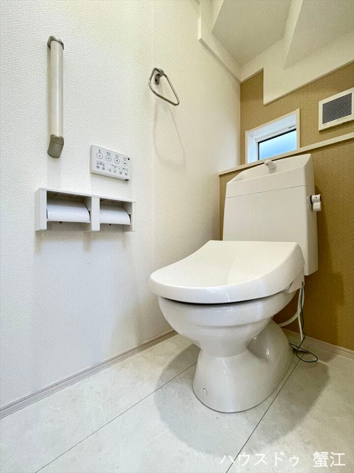 衛生的な温水洗浄機能付きのトイレで快適な日々を送ることができます♪トイレは1階と2階にあるので朝の身支度もスムーズに進みますね♪