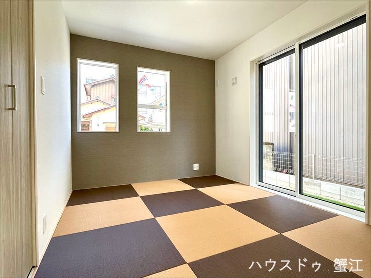 5.2帖和室:チェック柄のタタミと壁のアクセントクロスに住む人のセンスを感じさせる和洋室のお部屋。