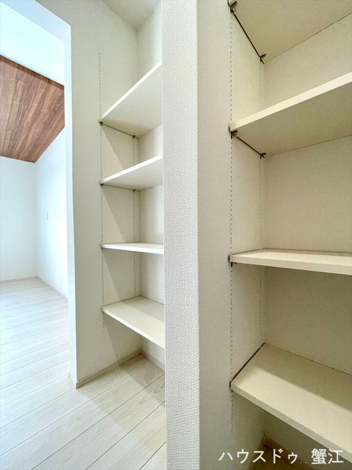 キッチン奥には、食材や調理器具などのストックに便利なパントリーを完備しています。