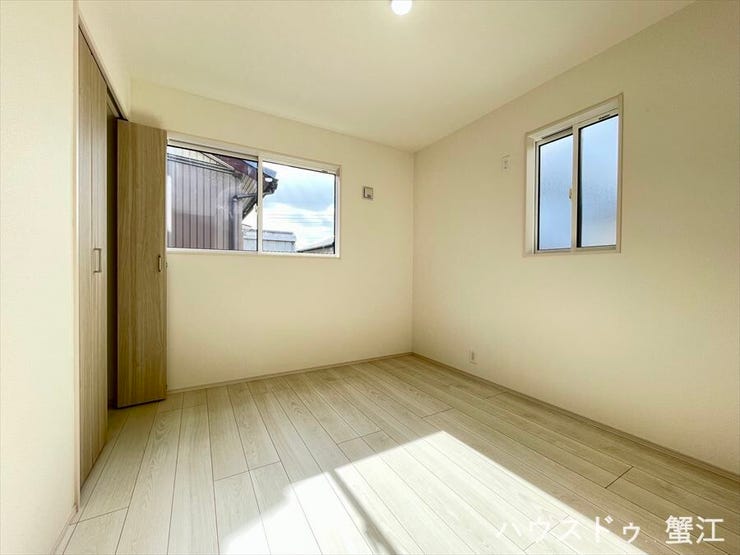 2階5.2帖洋室:南向きの部屋は明るく暖かいため、リラックスや集中するのに適しており読書や趣味に没頭できる居心地の良い空間です。