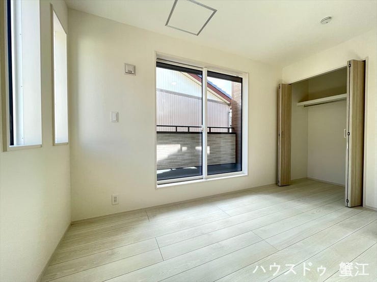 2階6帖洋室:南向きで2面採光の部屋は太陽光を十分に取り込むため、寒い季節でも温かく過ごせます。暖房コストの節約にもなりますね。