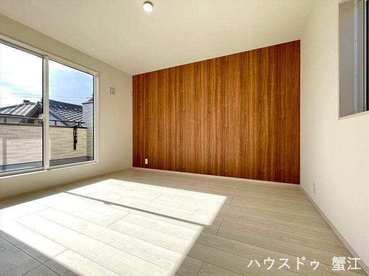 2階7帖洋室:木目柄のアクセントが効いたお部屋はマスターベッドルームとしても十分な広さがあります