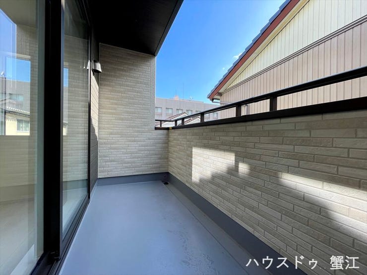 2階6帖洋室から出入りできるインナーバルコニーは、屋根がかかっているので多少の雨は洗濯物にかかる心配はありません。